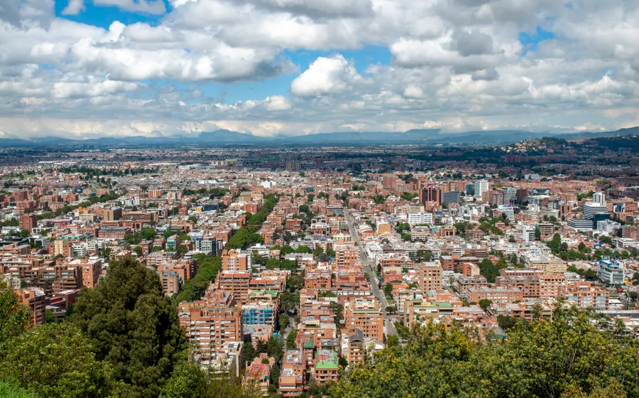 Vista panorâmica de Bogotá, sede da Petra Group na Colômbia