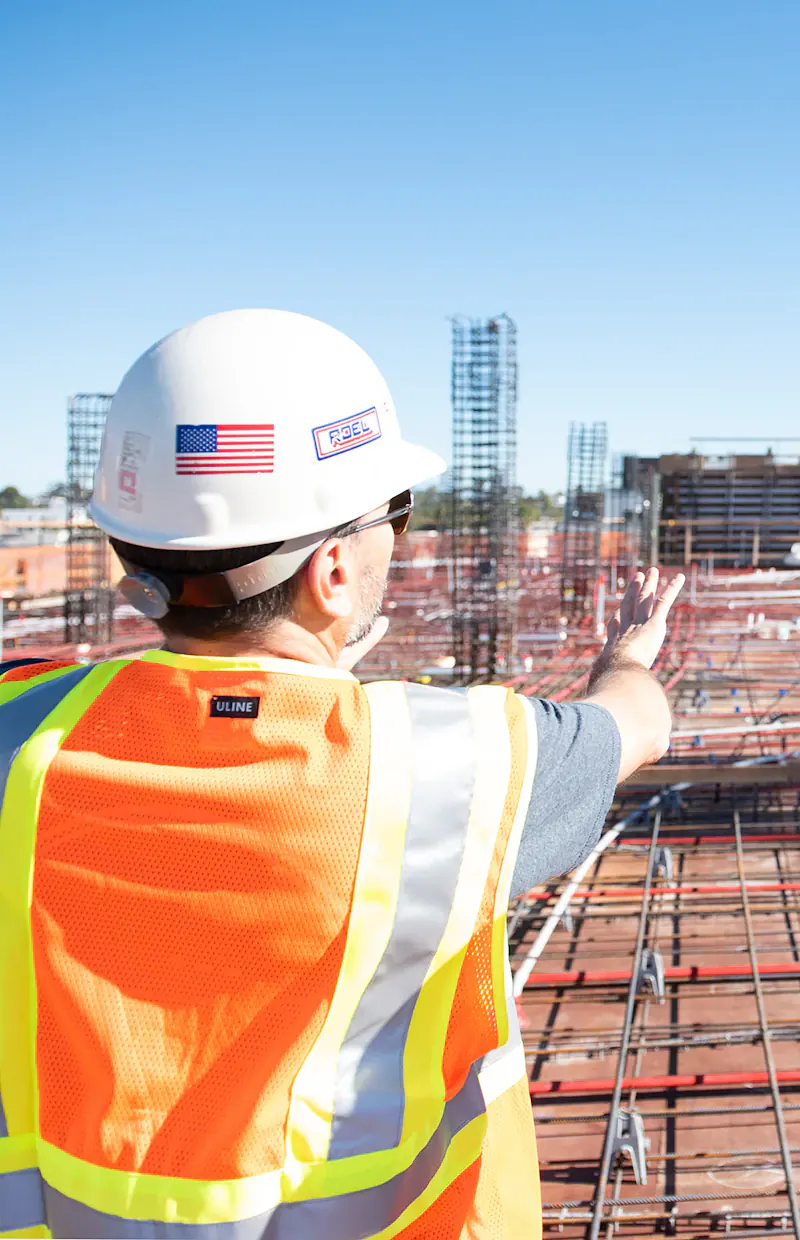 Engenheiro acompanhando uma obra de construção e infraestrutura