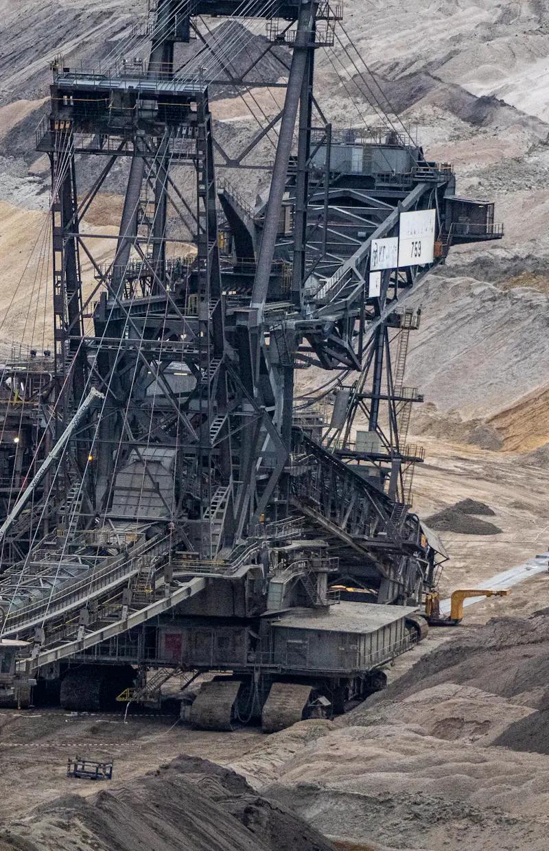 Operação industrial em mina a céu aberto